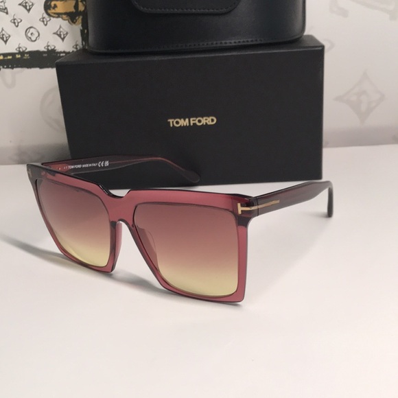 NEW Tom Ford TF764 69T Sunglasses – Shiny Bordeaux Frame / Gradient Bordeaux Le main image 14